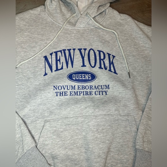 ⭐️Women’s gray New York Queens hoodie with kangaroo pocket - Picture 2 of 3